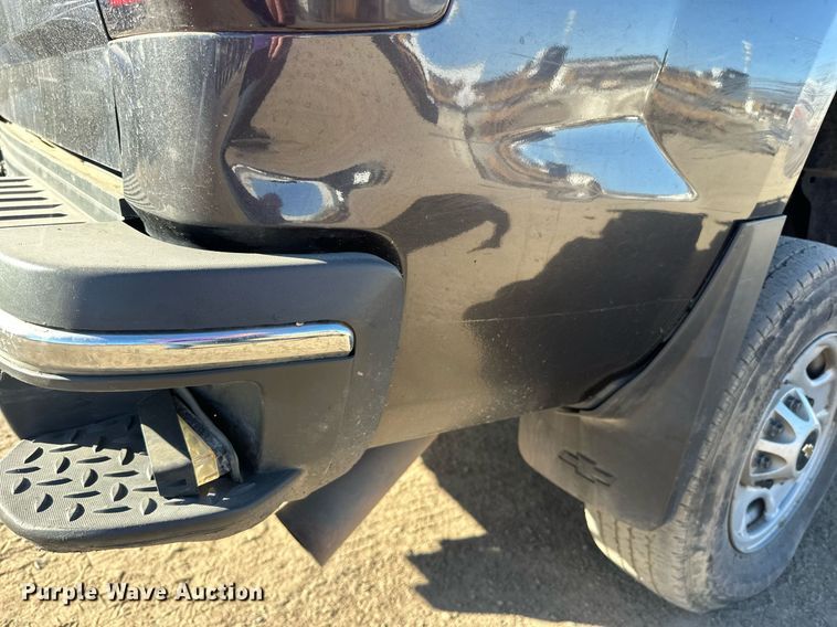 image for item LR9516 2016 Chevrolet Silverado 2500HD Double Cab pickup truck