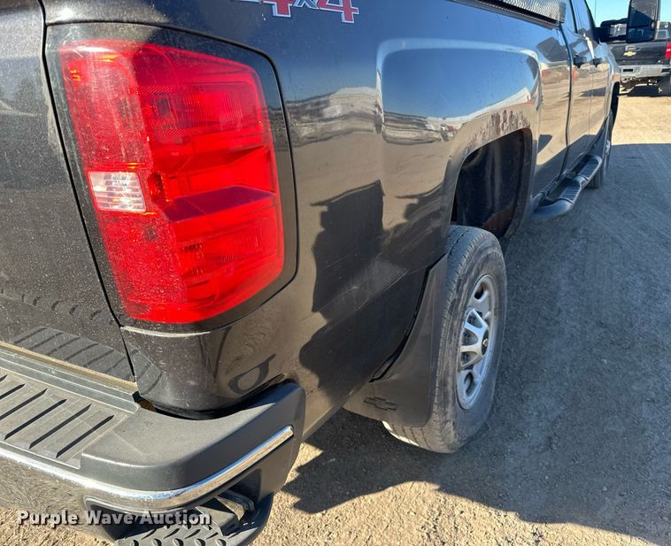 image for item LR9516 2016 Chevrolet Silverado 2500HD Double Cab pickup truck