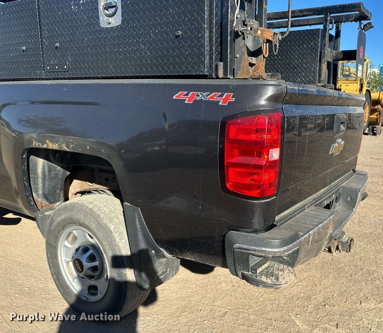image for item LR9516 2016 Chevrolet Silverado 2500HD Double Cab pickup truck