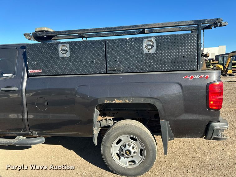 image for item LR9516 2016 Chevrolet Silverado 2500HD Double Cab pickup truck