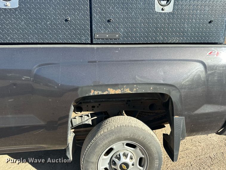 image for item LR9516 2016 Chevrolet Silverado 2500HD Double Cab pickup truck