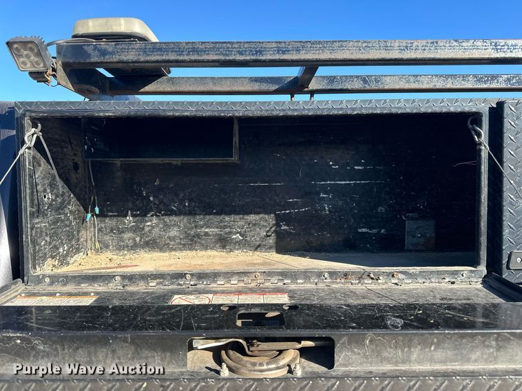 image for item LR9516 2016 Chevrolet Silverado 2500HD Double Cab pickup truck