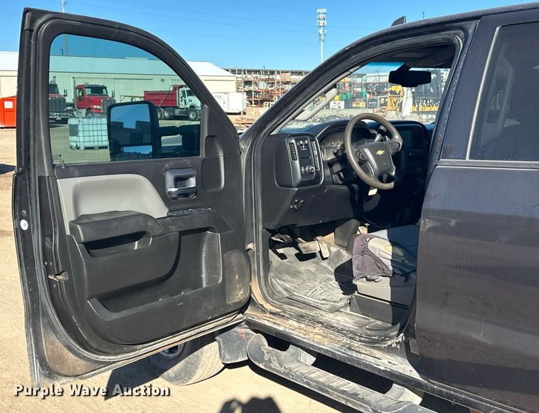 image for item LR9516 2016 Chevrolet Silverado 2500HD Double Cab pickup truck