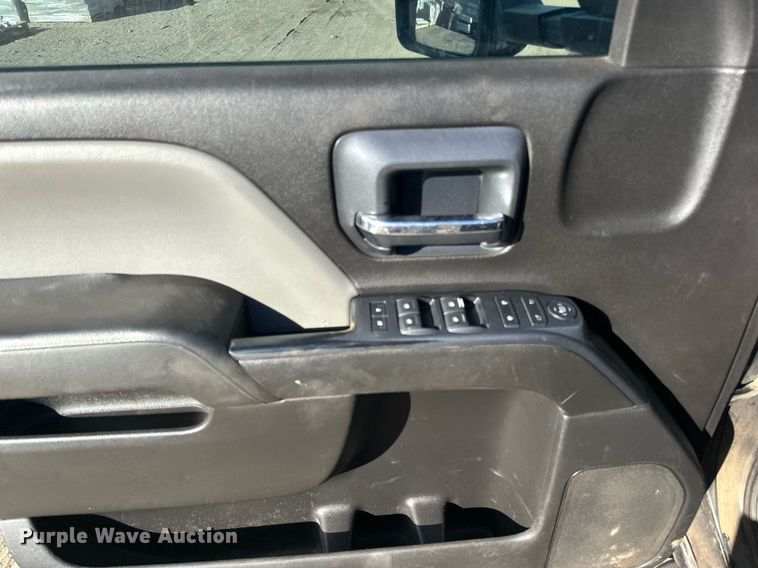 image for item LR9516 2016 Chevrolet Silverado 2500HD Double Cab pickup truck