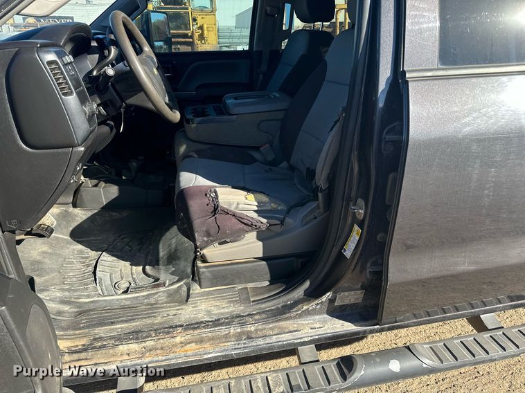 image for item LR9516 2016 Chevrolet Silverado 2500HD Double Cab pickup truck