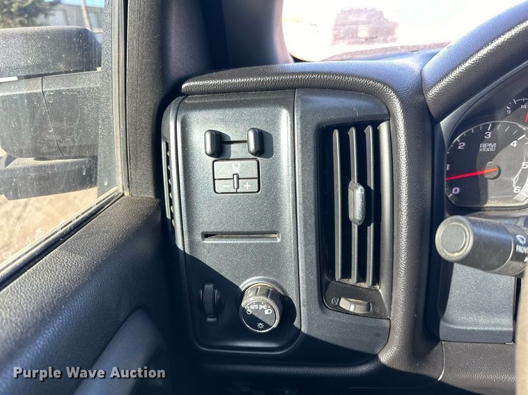 image for item LR9516 2016 Chevrolet Silverado 2500HD Double Cab pickup truck