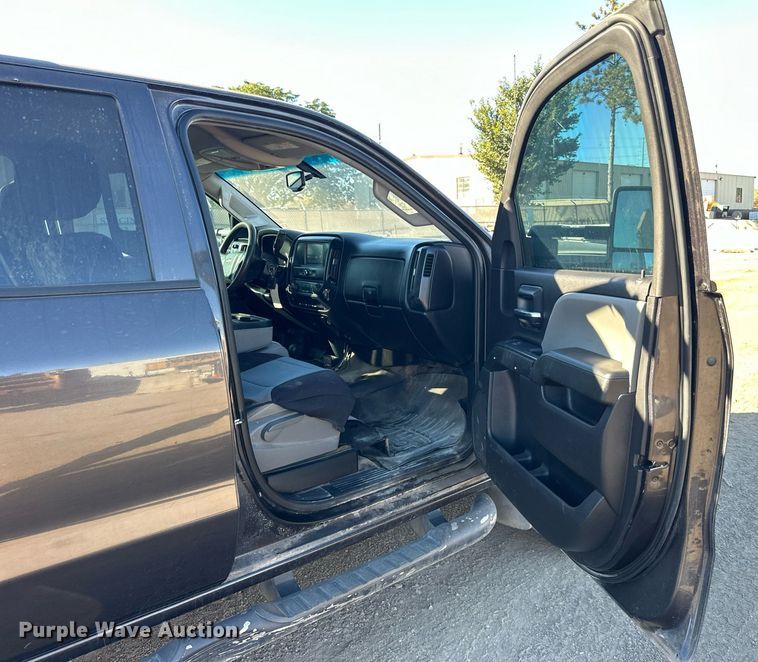 image for item LR9516 2016 Chevrolet Silverado 2500HD Double Cab pickup truck