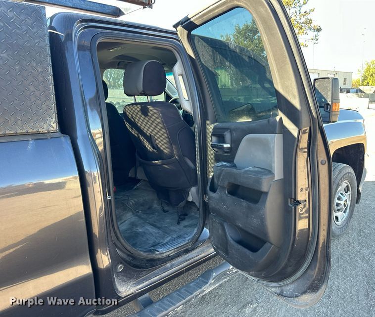 image for item LR9516 2016 Chevrolet Silverado 2500HD Double Cab pickup truck