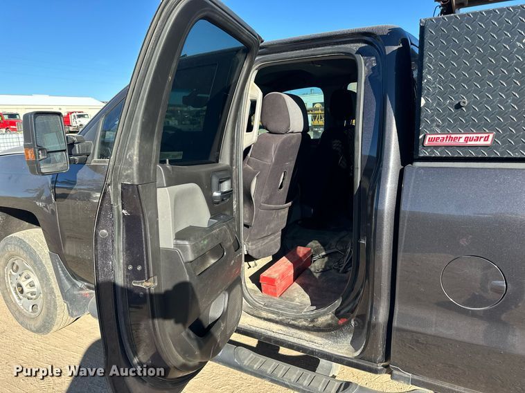 image for item LR9516 2016 Chevrolet Silverado 2500HD Double Cab pickup truck