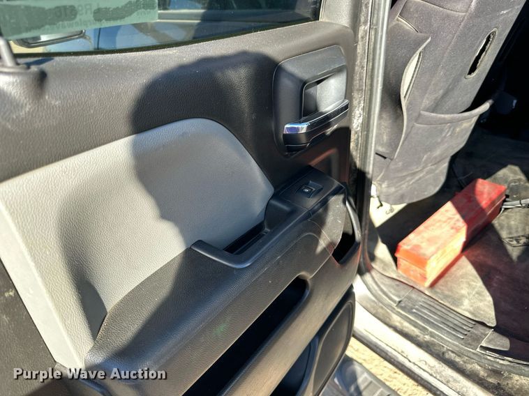 image for item LR9516 2016 Chevrolet Silverado 2500HD Double Cab pickup truck