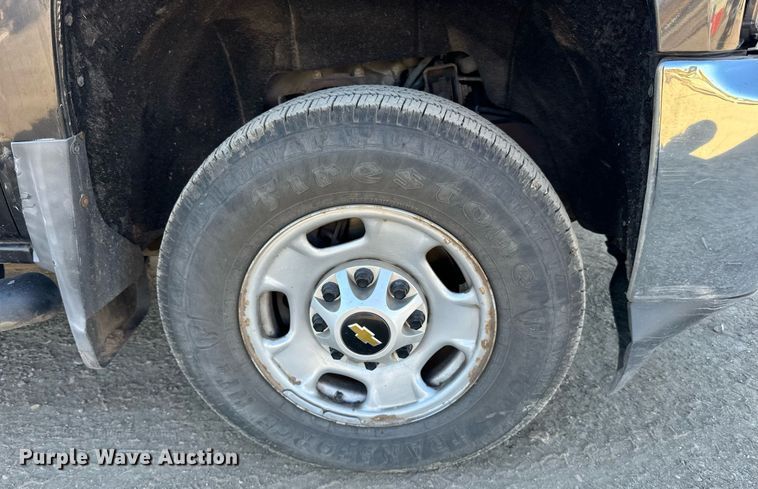 image for item LR9516 2016 Chevrolet Silverado 2500HD Double Cab pickup truck