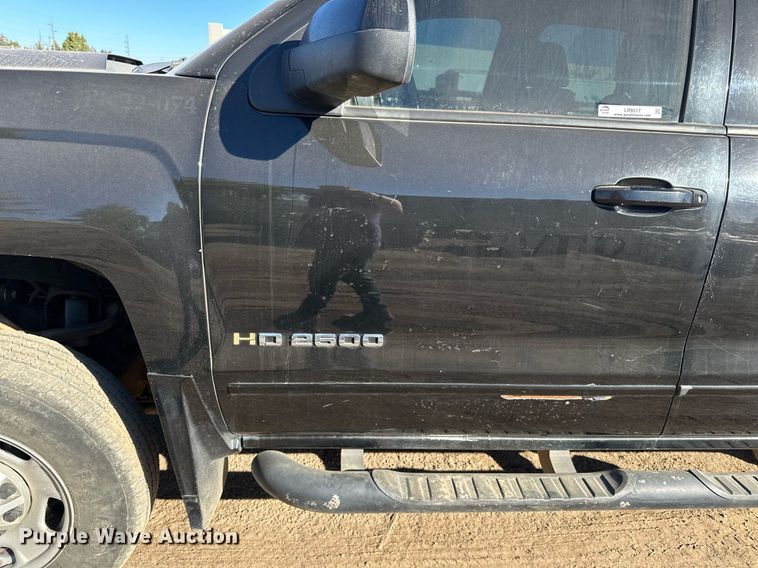 image for item LR9517 2016 Chevrolet Silverado 2500HD Double Cab pickup truck
