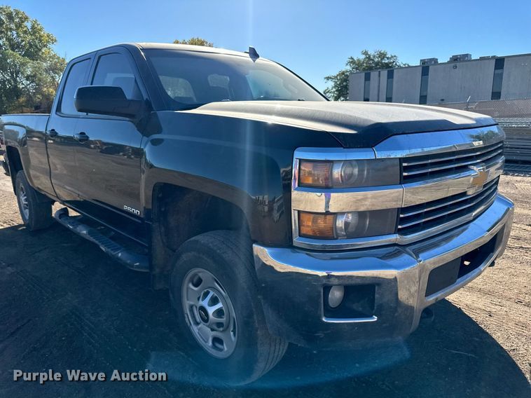 image for item LR9517 2016 Chevrolet Silverado 2500HD Double Cab pickup truck