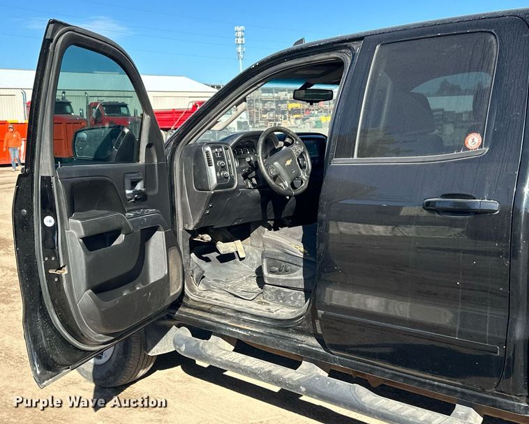 image for item LR9517 2016 Chevrolet Silverado 2500HD Double Cab pickup truck