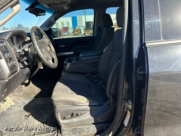 image for item LR9517 2016 Chevrolet Silverado 2500HD Double Cab pickup truck