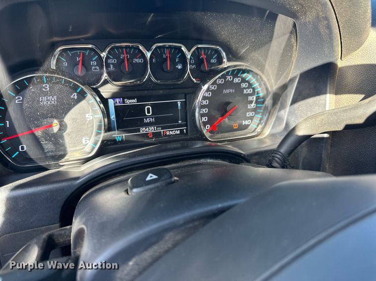 image for item LR9517 2016 Chevrolet Silverado 2500HD Double Cab pickup truck