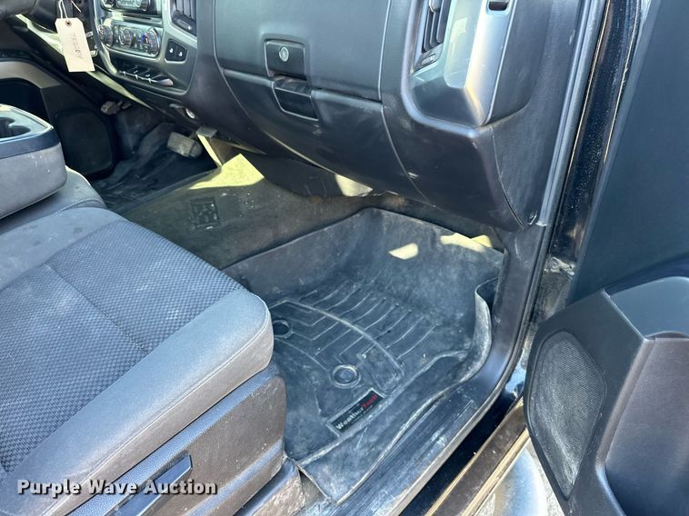 image for item LR9517 2016 Chevrolet Silverado 2500HD Double Cab pickup truck