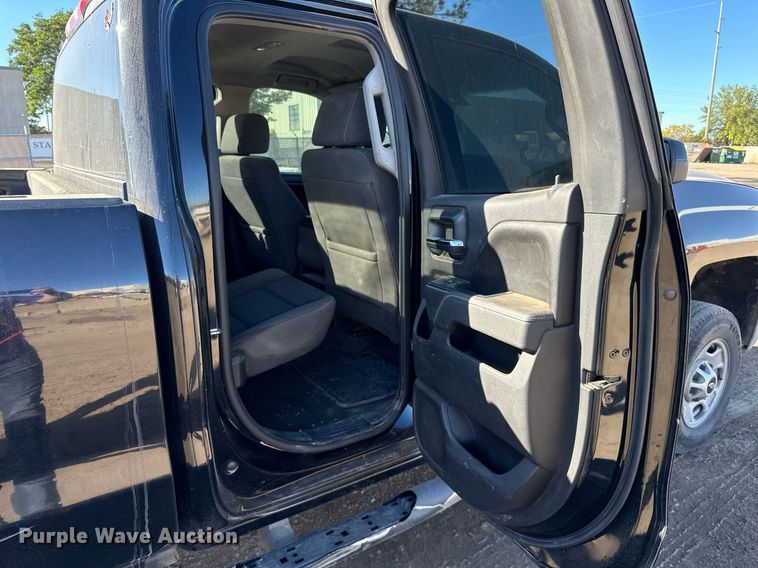 image for item LR9517 2016 Chevrolet Silverado 2500HD Double Cab pickup truck