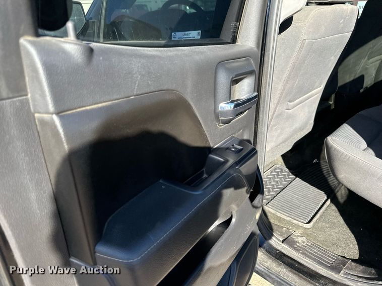 image for item LR9517 2016 Chevrolet Silverado 2500HD Double Cab pickup truck