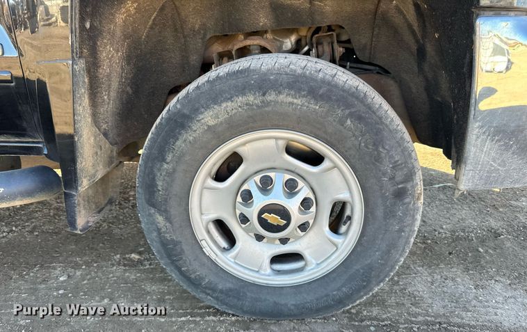 image for item LR9517 2016 Chevrolet Silverado 2500HD Double Cab pickup truck