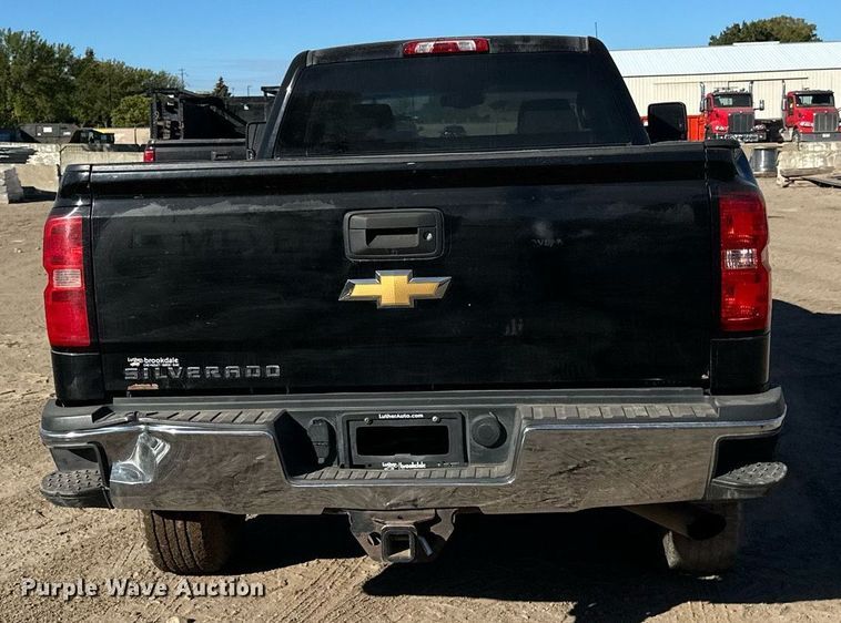 image for item LR9518 2017 Chevrolet Silverado 2500HD  Double Cab pickup truck