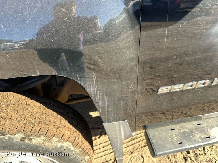 image for item LR9518 2017 Chevrolet Silverado 2500HD  Double Cab pickup truck