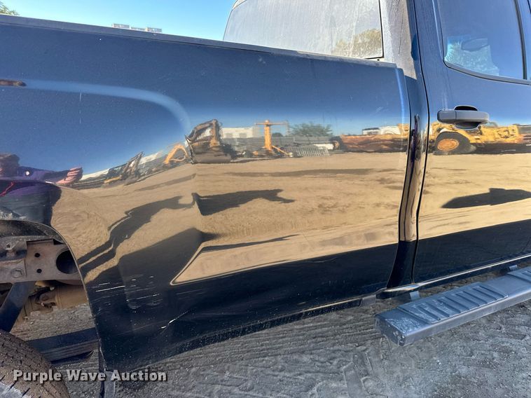 image for item LR9518 2017 Chevrolet Silverado 2500HD  Double Cab pickup truck