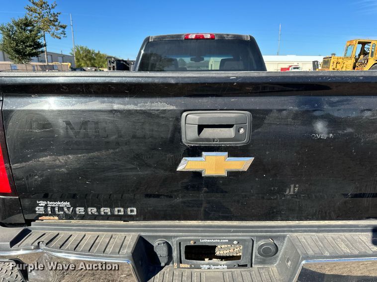 image for item LR9518 2017 Chevrolet Silverado 2500HD  Double Cab pickup truck