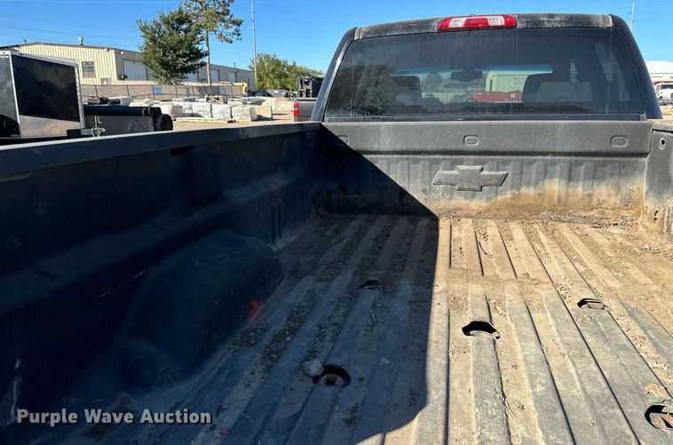 image for item LR9518 2017 Chevrolet Silverado 2500HD  Double Cab pickup truck