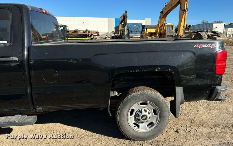 image for item LR9518 2017 Chevrolet Silverado 2500HD  Double Cab pickup truck