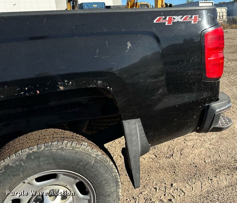 image for item LR9518 2017 Chevrolet Silverado 2500HD  Double Cab pickup truck