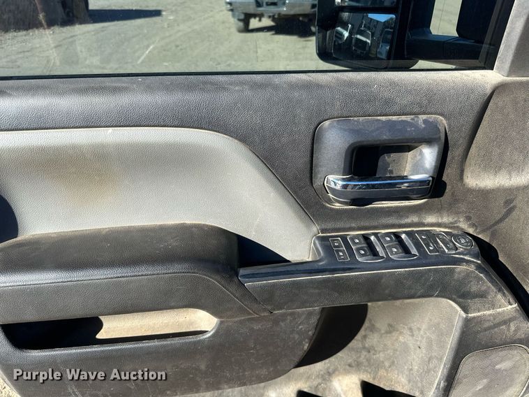 image for item LR9518 2017 Chevrolet Silverado 2500HD  Double Cab pickup truck