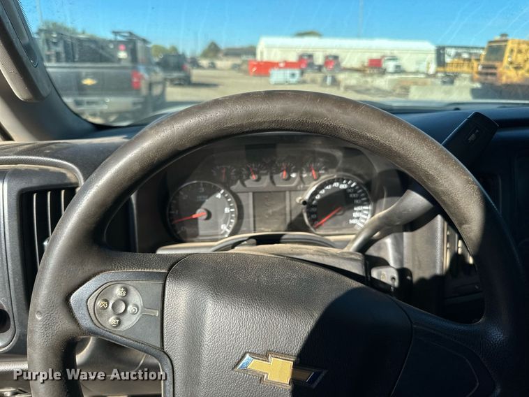 image for item LR9518 2017 Chevrolet Silverado 2500HD  Double Cab pickup truck