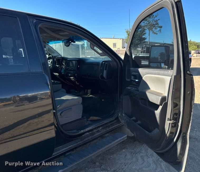 image for item LR9518 2017 Chevrolet Silverado 2500HD  Double Cab pickup truck