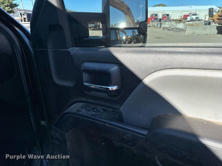 image for item LR9518 2017 Chevrolet Silverado 2500HD  Double Cab pickup truck