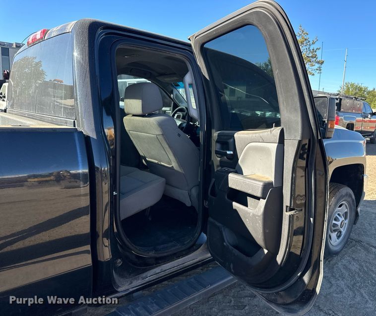 image for item LR9518 2017 Chevrolet Silverado 2500HD  Double Cab pickup truck