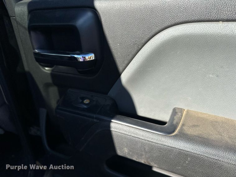 image for item LR9518 2017 Chevrolet Silverado 2500HD  Double Cab pickup truck