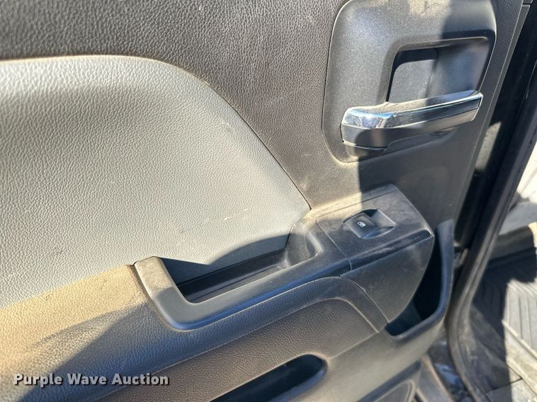 image for item LR9518 2017 Chevrolet Silverado 2500HD  Double Cab pickup truck