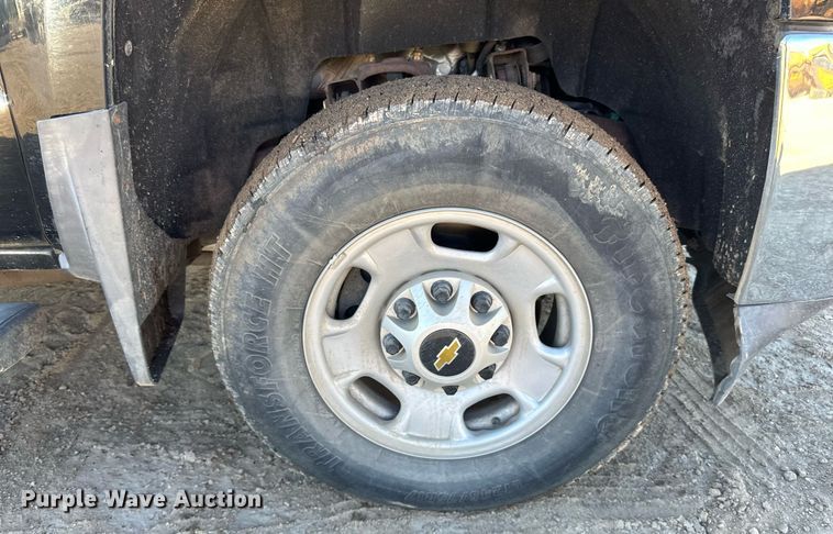 image for item LR9518 2017 Chevrolet Silverado 2500HD  Double Cab pickup truck