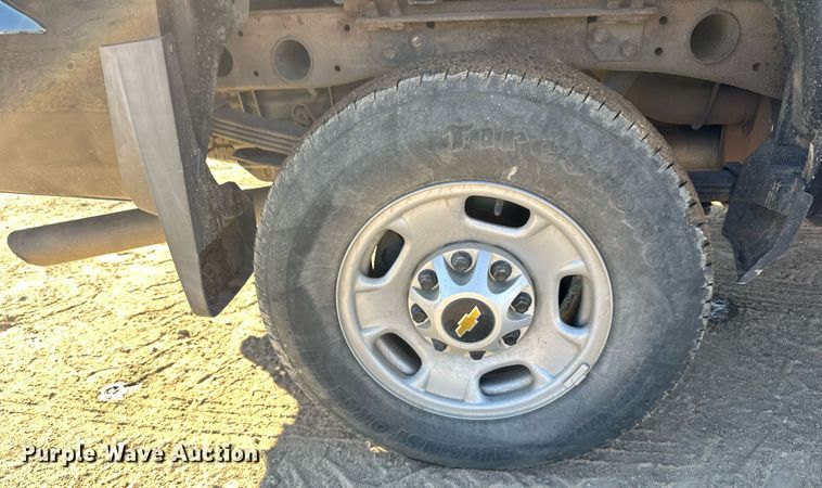 image for item LR9518 2017 Chevrolet Silverado 2500HD  Double Cab pickup truck