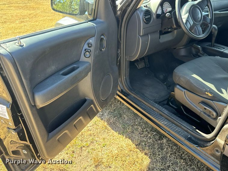 image for item MS9830 2004 Jeep Liberty  SUV