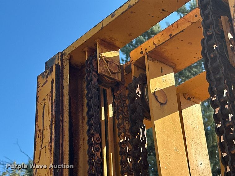 image for item DD3350 Case  585E forklift