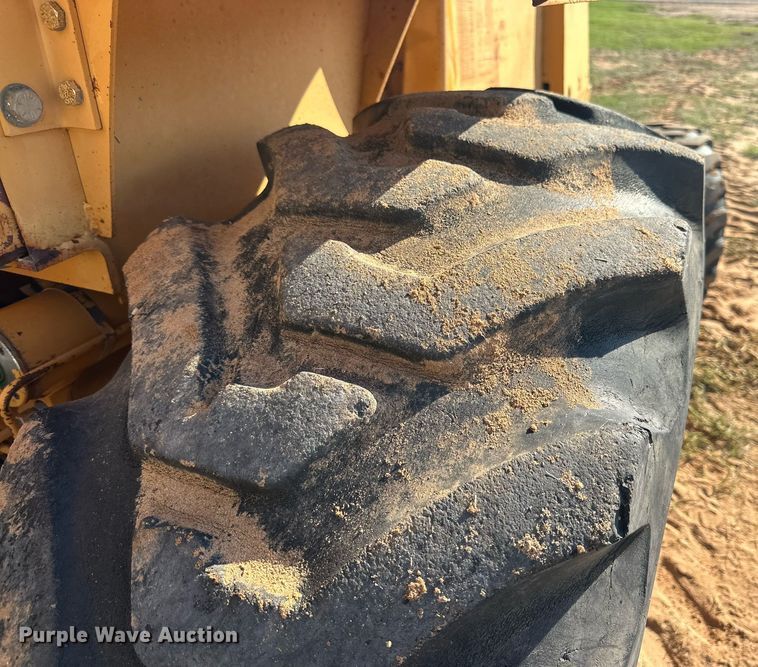 image for item DD3350 Case  585E forklift