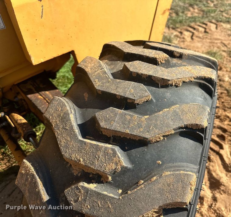 image for item DD3350 Case  585E forklift