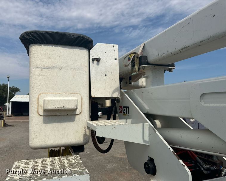 image for item DD3358 2017 Ford F550 Super Duty XL bucket truck