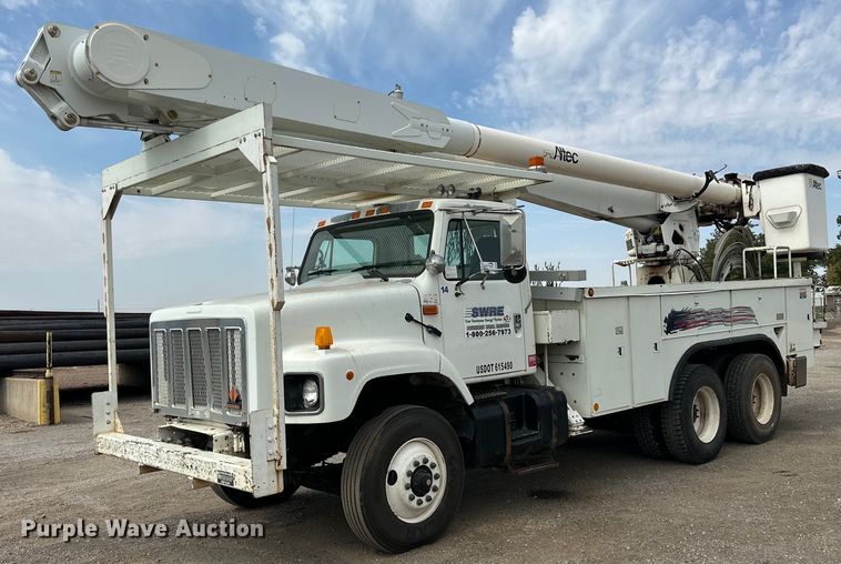 image for item DD3360 2001 International  2674 bucket truck