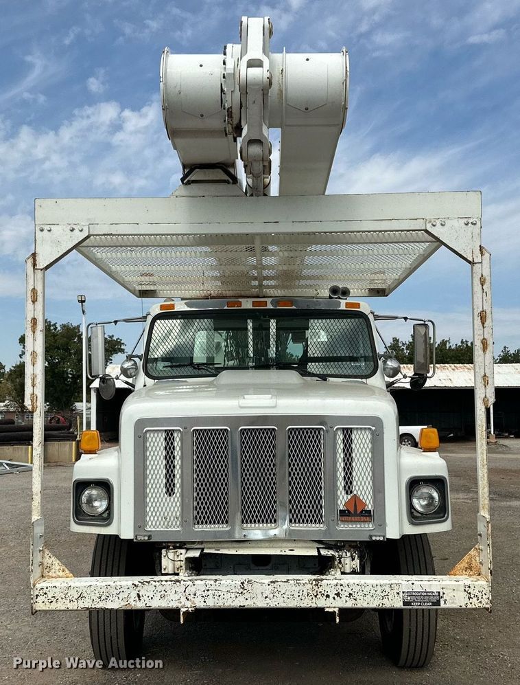 image for item DD3360 2001 International  2674 bucket truck