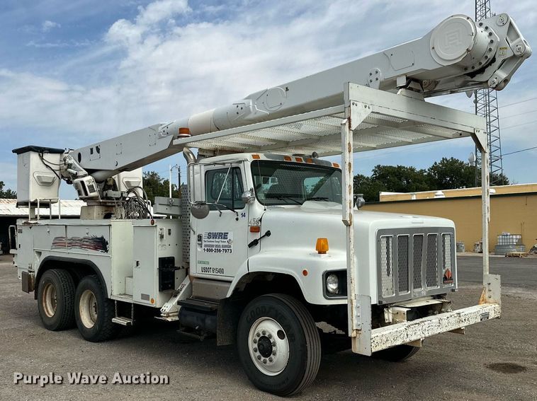 image for item DD3360 2001 International  2674 bucket truck