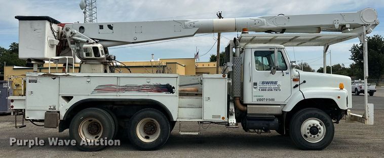 image for item DD3360 2001 International  2674 bucket truck