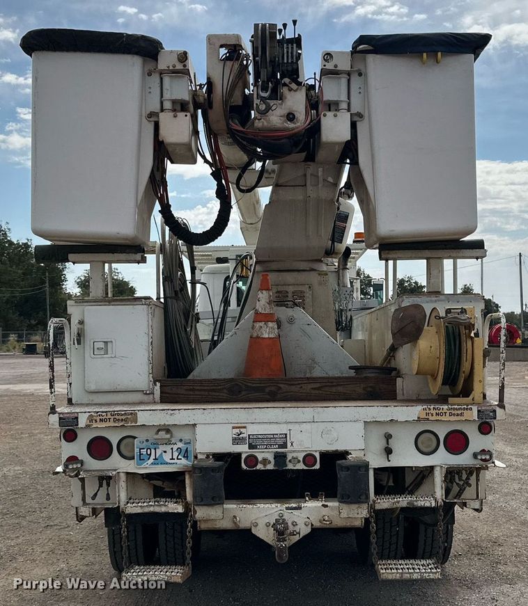 image for item DD3360 2001 International  2674 bucket truck